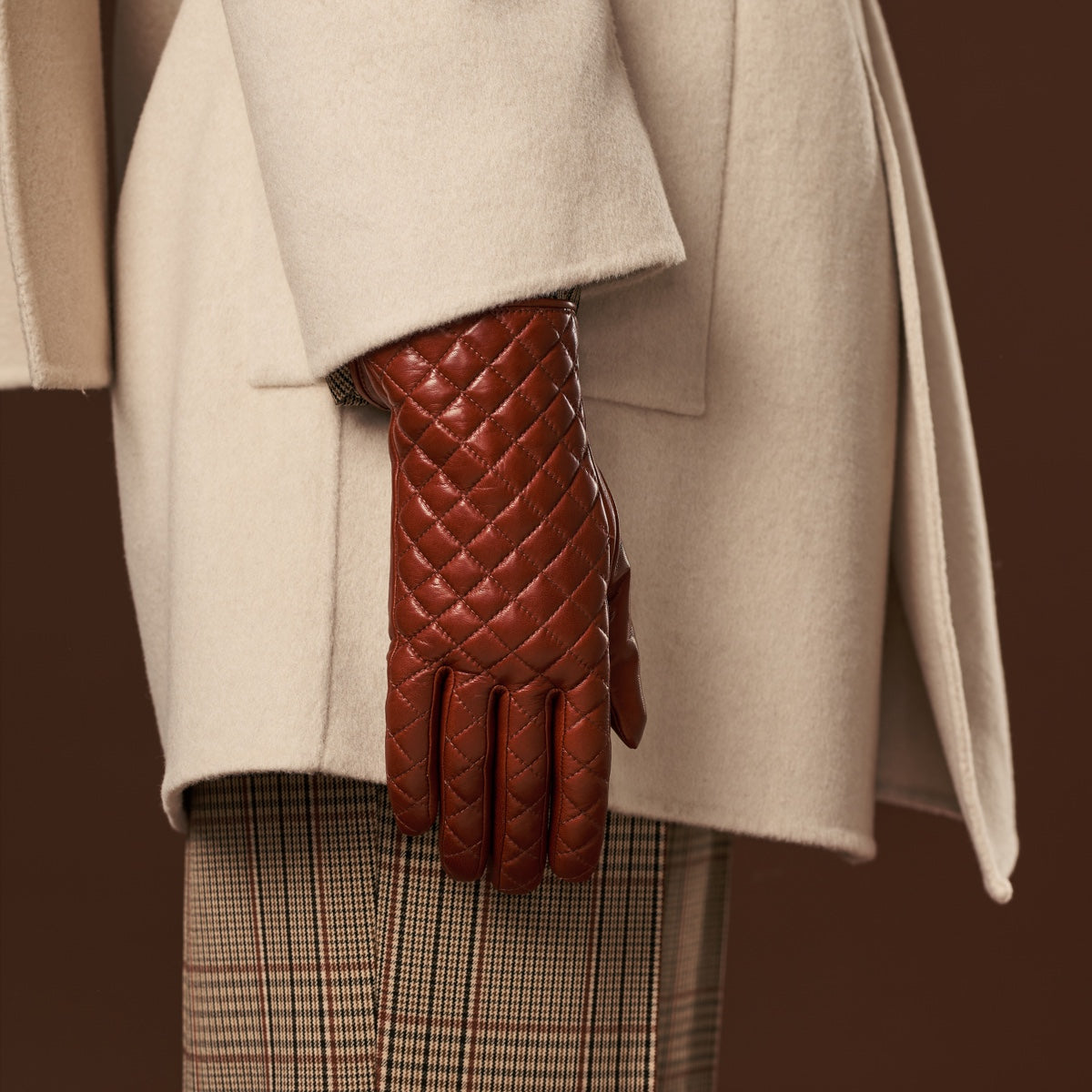 Emilia (brown) - classic Italian lambskin leather gloves with cashmere lining and checkered pattern - Fratelli Orsini - Luxury Leather Gloves - Handmade in Italy - 7