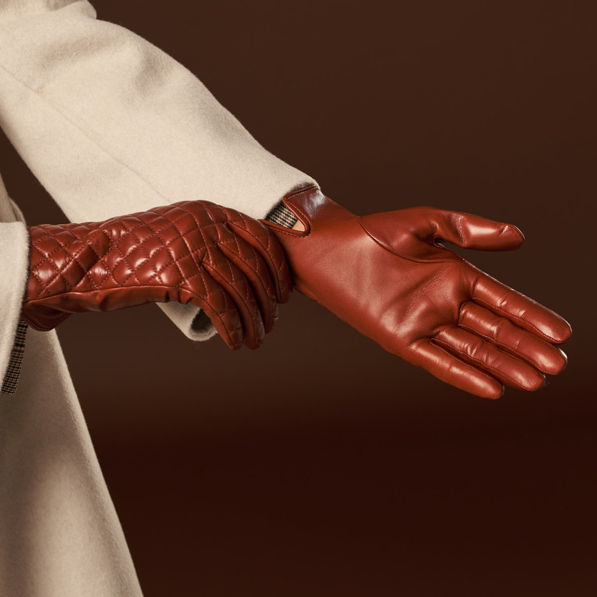 Emilia (brown) - classic Italian lambskin leather gloves with cashmere lining and checkered pattern - Fratelli Orsini - Luxury Leather Gloves - Handmade in Italy - 10