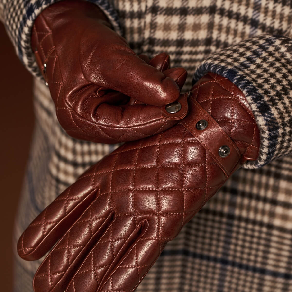 Luca (brown) - Italian lambskin leather gloves with cashmere lining and checkered pattern - Fratelli Orsini - Luxury Leather Gloves - Handmade in Italy - 11