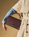 Federica (aubergine) - Sac bandoulière en cuir de veau italien pour femme (avec bandoulière)