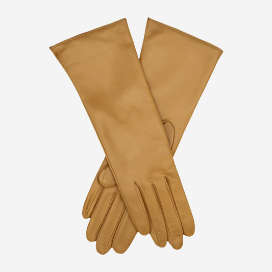 Kamelfarbene Wildlederhandschuhe von Camilla mit "Vier-Knopf-Länge" und Kaschmirfutter